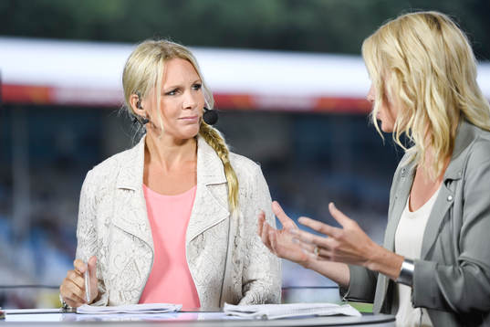 Anna Brolin och Hanna Marklund före matchen mellan Sverige