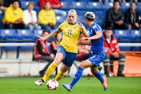 Sveriges Stina Blackstenius och Italiens Federica Di Criscio