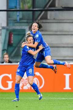 Italiens Martina Rosucci och Daniela Sabatino jublar