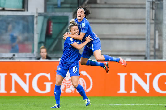Italiens Martina Rosucci och Daniela Sabatino jublar