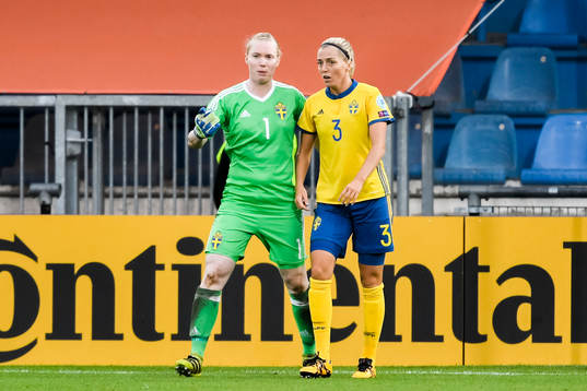 Sveriges målvakt Hedvig Lindahl och Linda Sembrant deppar