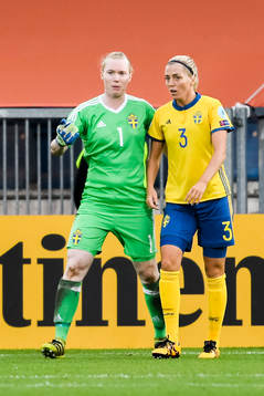 Sveriges målvakt Hedvig Lindahl och Linda Sembrant deppar