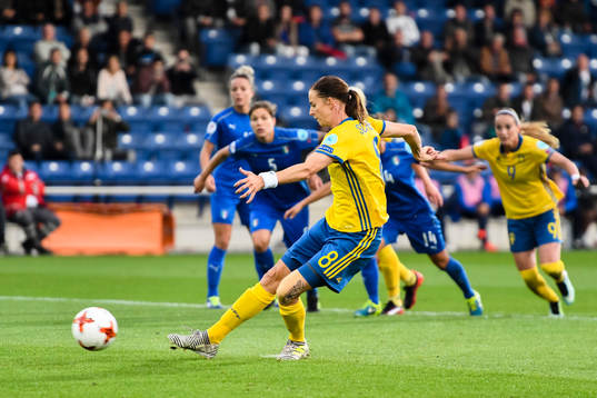 Sveriges Lotta Schelin gör 1-1  på straff i matchen