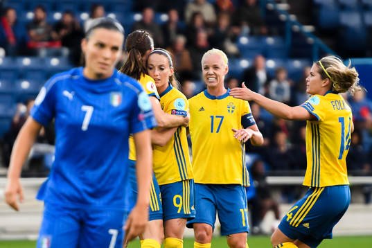 Sveriges Lotta Schelin jublar med Kosovare Asllani,