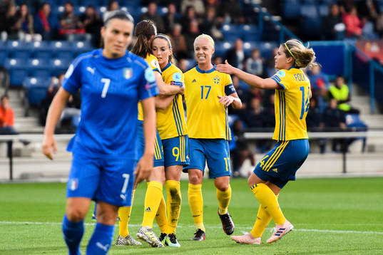 Sveriges Lotta Schelin jublar med Kosovare Asllani,
