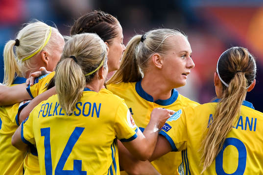 Sveriges Stina Blackstenius jublar med Lotta Schelin gör