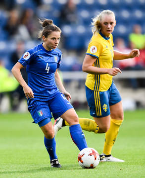 Italiens Daniela Stracchi och Sveriges Stina Blackstenius i