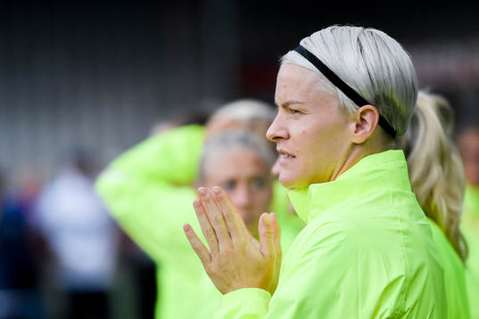 Sveriges Nilla Fischer på bänken före matchen mellan