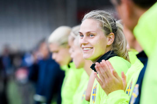 Sveriges Lisa Dahlkvist på bänken före matchen mellan