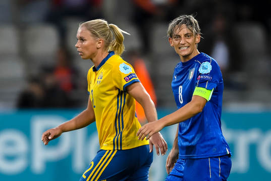 Sveriges Jonna Andersson och Italiens Melania Gabbiadini  i