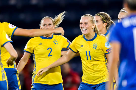 Sveriges Stina Blackstenius jublar