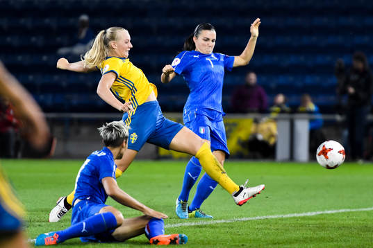 Sveriges Stina Blackstenius kvitterar till 2-2 framför