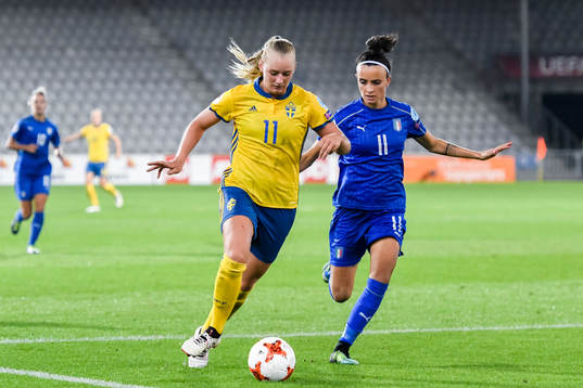 Sveriges Stina Blackstenius och Italiens Barbara Bonansea i