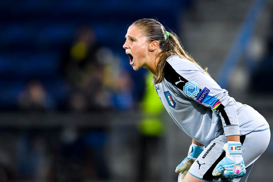 Italiens målvakt Laura Giuliani  i matchen mellan Sverige