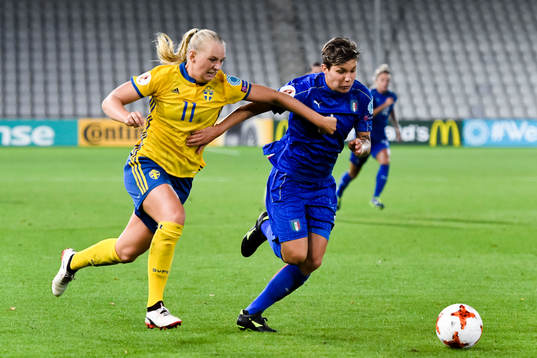 Sveriges Stina Blackstenius och Italiens Elena Linari   i