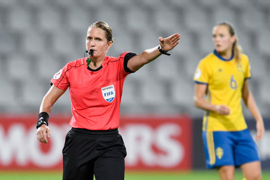 Domare Esther Staubli i matchen mellan Sverige och Italien