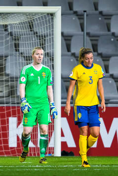 Sveriges målvakt Hedvig Lindahl och Linda Sembrant deppar