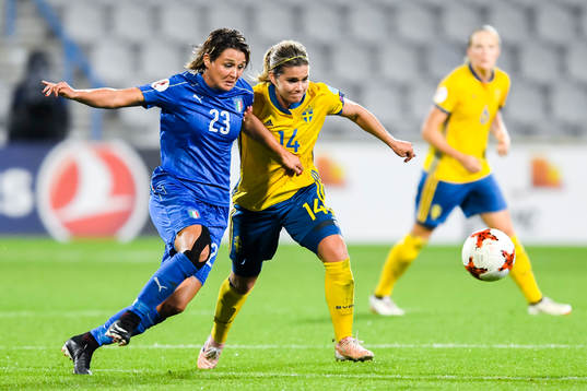 Italiens Cristiana Girelli och Sveriges Hanna Folkesson  i