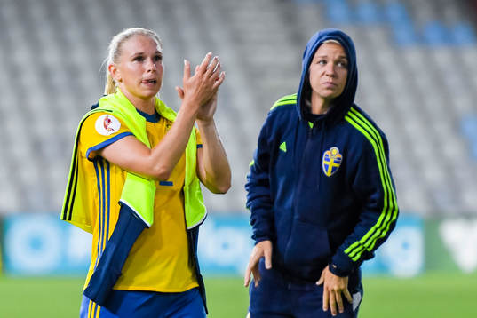 Sveriges Jonna Andersson och Caroline Seger tackar publiken
