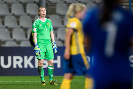 Sveriges målvakt Hedvig Lindahl i matchen mellan Sverige