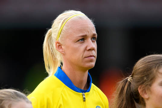 Sveriges Caroline Seger vid lineup innan matchen mellan
