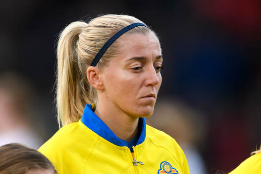 Sveriges Linda Sembrant vid lineup innan matchen mellan