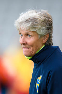 Sveriges förbundskapten Pia Sundhage innan matchen mellan