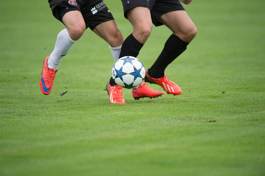 Kamp om bollen i matchen i Svenska Cupen mellan IFK