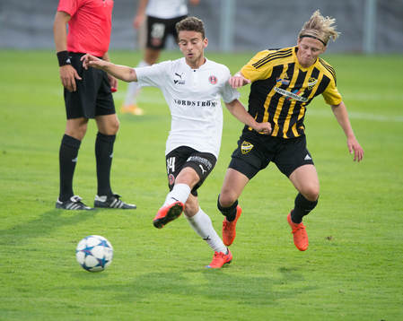 Hittarps Omar Hamid och IFK Hässleholms Philip Bengtsson i
