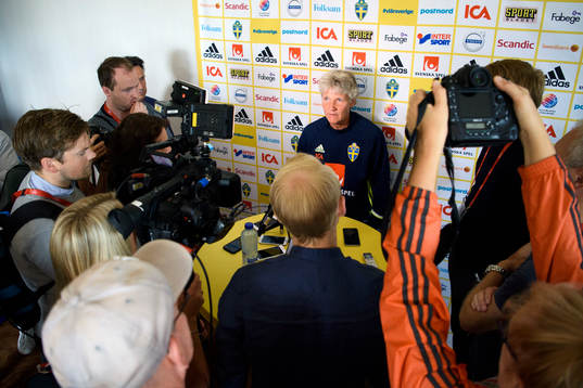 Förbundskapten Pia Sundhage blir intervjuad på en