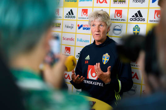Förbundskapten Pia Sundhage blir intervjuad på en