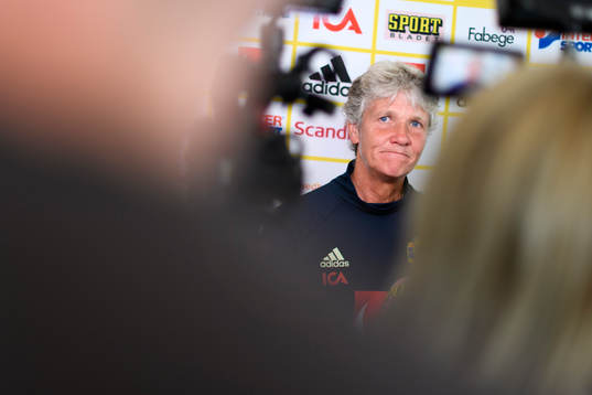 Förbundskapten Pia Sundhage blir intervjuad på en