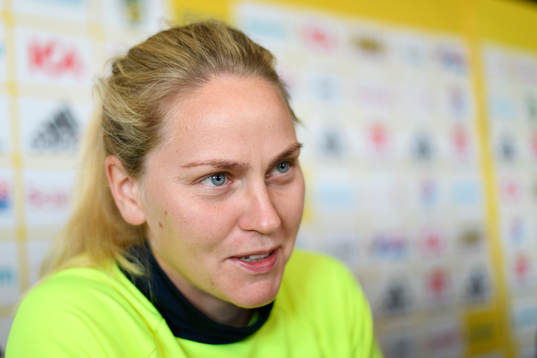 Lisa Dahlkvist blir intervjuad på en pressträff med det