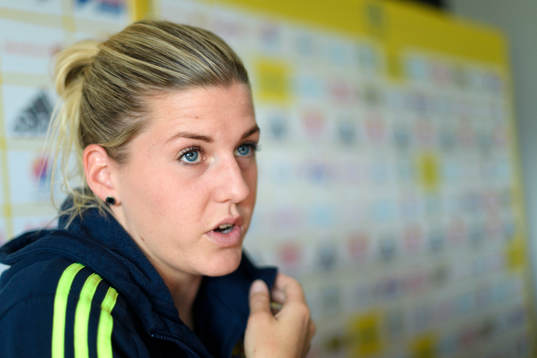 Olivia Schough blir intervjuad på en pressträff med det