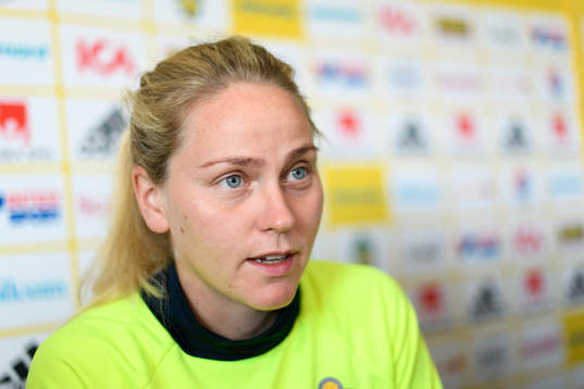 Lisa Dahlkvist blir intervjuad på en pressträff med det