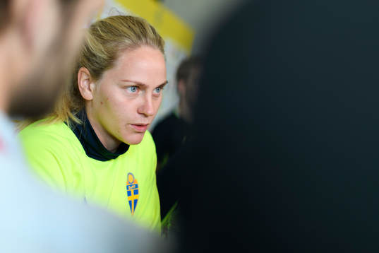 Lisa Dahlkvist blir intervjuad på en pressträff med det