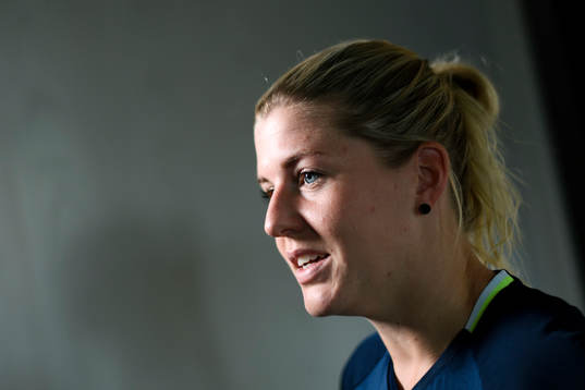 Olivia Schough blir intervjuad på en pressträff med det