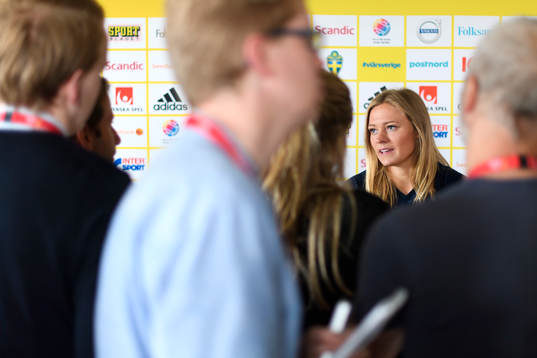 Fridolina Rolfö blir intervjuad på en pressträff med det