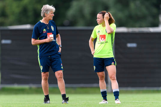 Förbundskapten Pia Sundhage pratar med Jessica Samuelsson
