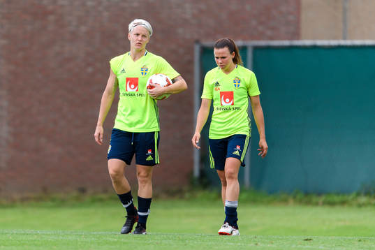 Nilla Fischer och Jessica Samuelsson på en träning med