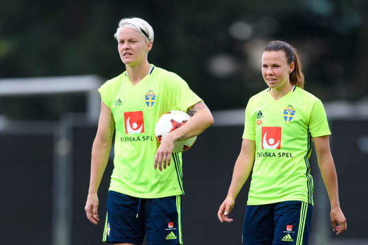 Nilla Fischer och Jessica Samuelsson på en träning med