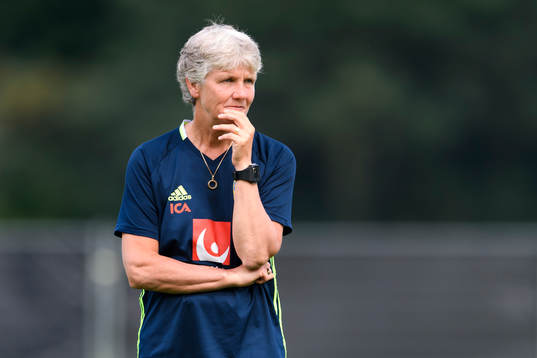 Förbundskapten Pia Sundhage på en träning med det