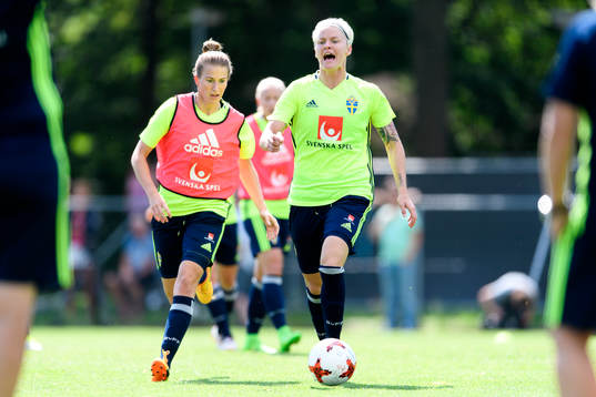 Emma Berglund och Nilla Fischer på en träning med det