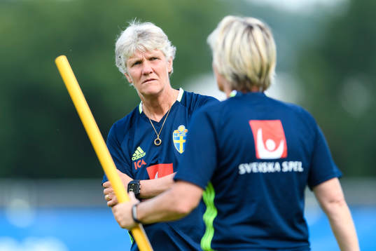 Förbundskapten Pia Sundhage på en träning med det
