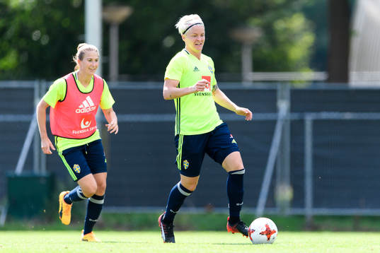 Emma Berglund och Nilla Fischer på en träning med det