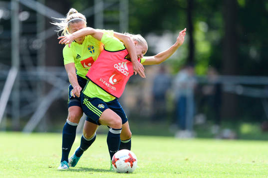 Hanna Glas närkamp med Julia Spetsmark på en träning med