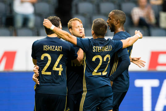 s Daniel Sundgren (m) gör 1-1 på straff och firar med