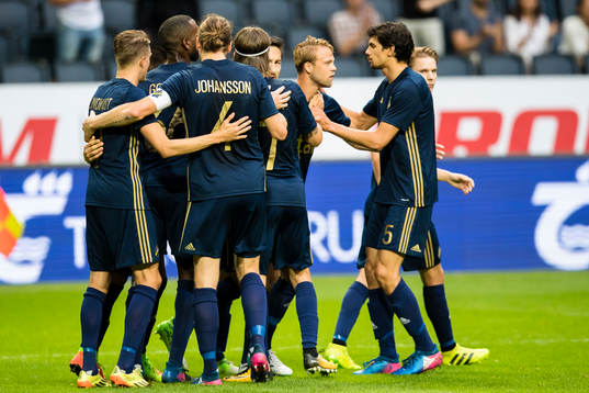 s Daniel Sundgren (3:a höger) gör 1-1 på straff och