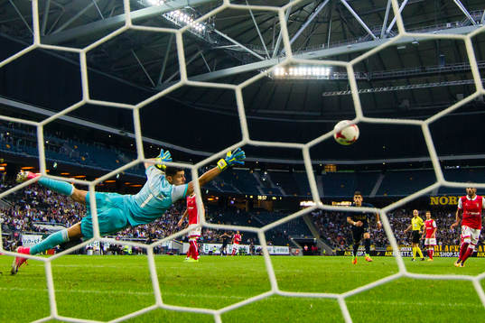 Bragas målvakt Matheus Lima Magalhaes med en räddning