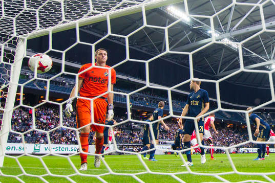 s målvakt Oscar Linnér ser bollen passera mållinjen